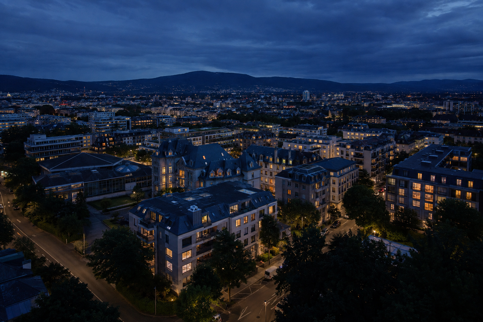 Vue de toits et d’immeubles à l’heure bleue, illustration dédiée à la Boussole du marché